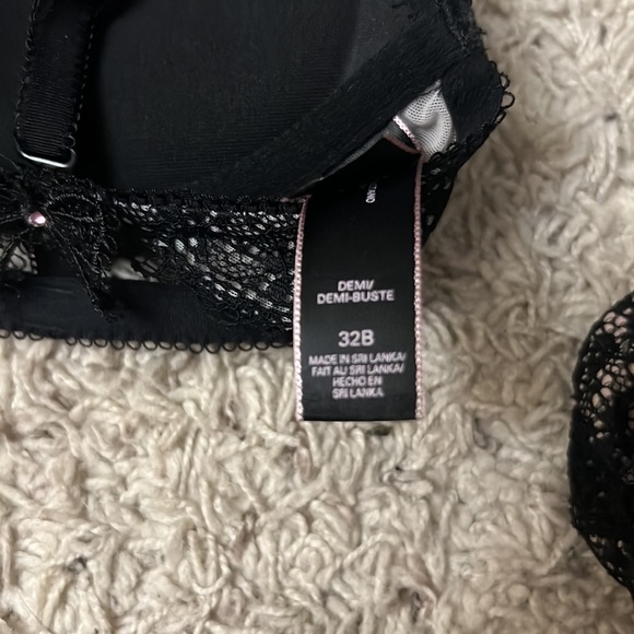 New no tags Victoria’s Secret matching bra and panty set - Picture 7 of 7